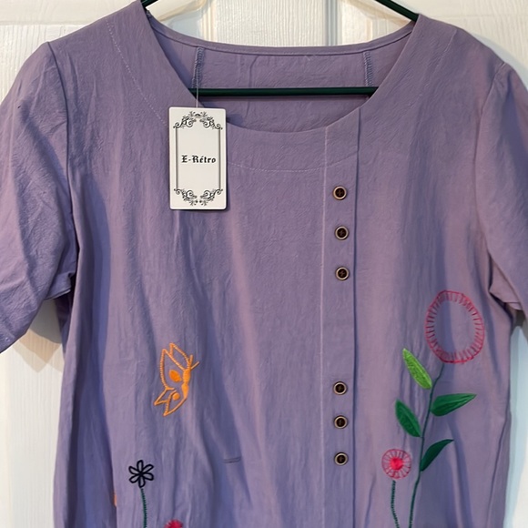 Women’s decorative top with flowers. Short sleeved. Size medium - Picture 3 of 7